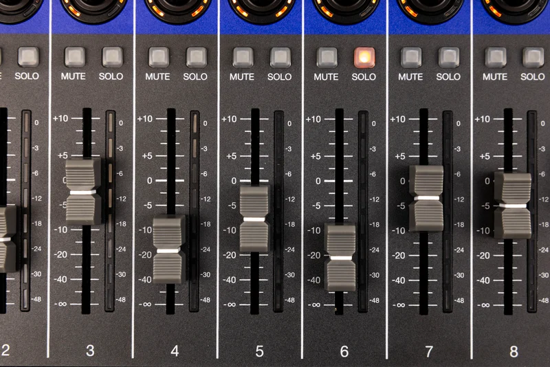 Zoom L12next - Mixer digitale 12 canali, recorder, interfaccia audio e superficie di controllo